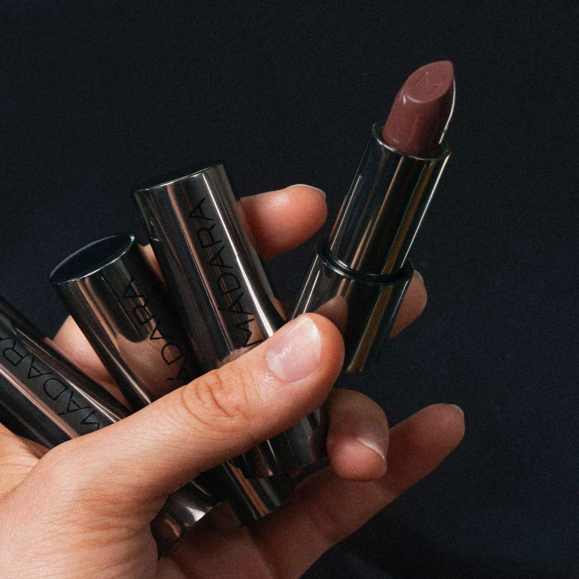 MADARA DAZZLE NIGHTS Satin Shine Lipstick, #504 DOMINANCE 3g